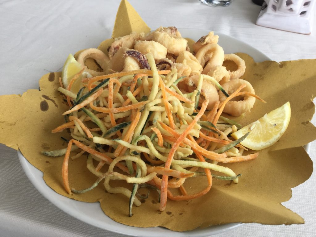 Frittura di calamari con tempura di zucchine e carote