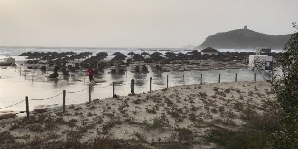 Mareggiata a Villasimius, la spiaggia del Timi Ama quasi “scompare”